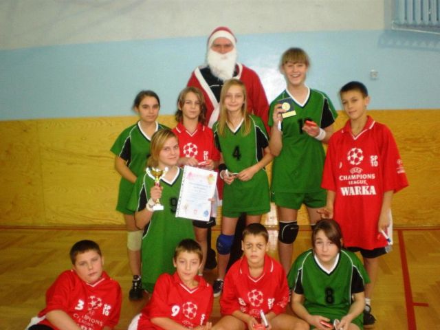 IV Mikołajkowy Turniej mini piłki siatkowej dziewcząt  i chłopców.